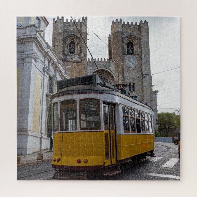 Gelbe Straßenbahn auf der Kathedrale von Lissabon  (Vertikal)