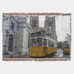 Gelbe Straßenbahn auf der Kathedrale von Lissabon Decke