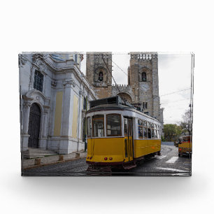 Gelbe Straßenbahn auf der Kathedrale von Lissabon Fotoblock