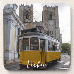 Gelbe Straßenbahn auf der Kathedrale von Lissabon  Getränkeuntersetzer