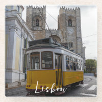 Gelbe Straßenbahn auf der Kathedrale von Lissabon 