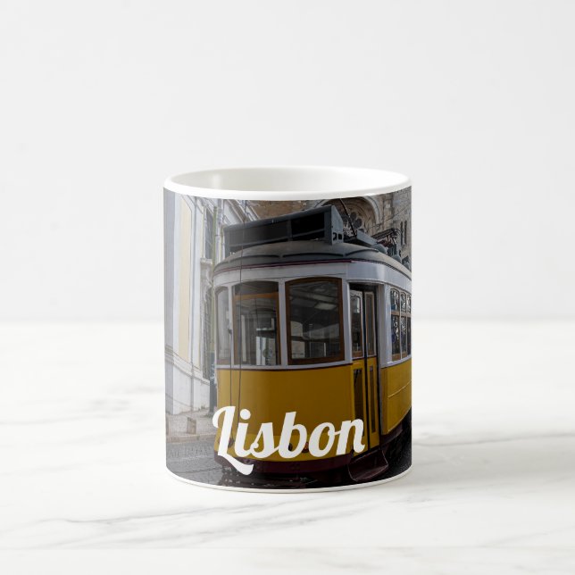 Gelbe Straßenbahn auf der Kathedrale von Lissabon  Kaffeetasse (Mittel)