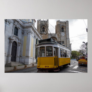 Gelbe Straßenbahn auf der Kathedrale von Lissabon  Poster