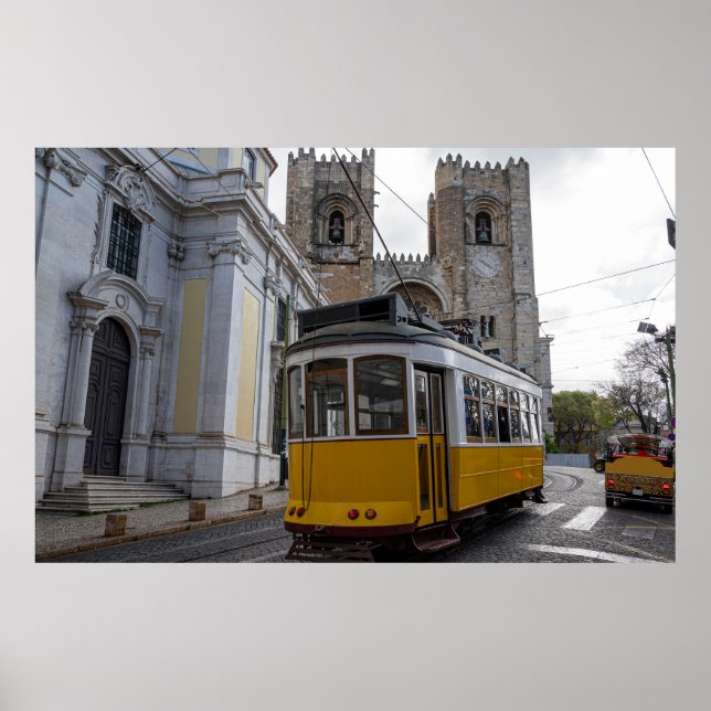 Gelbe Straßenbahn auf der Kathedrale von Lissabon  Poster (Vorne)