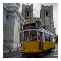 Gelbe Straßenbahn auf der Kathedrale von Lissabon 