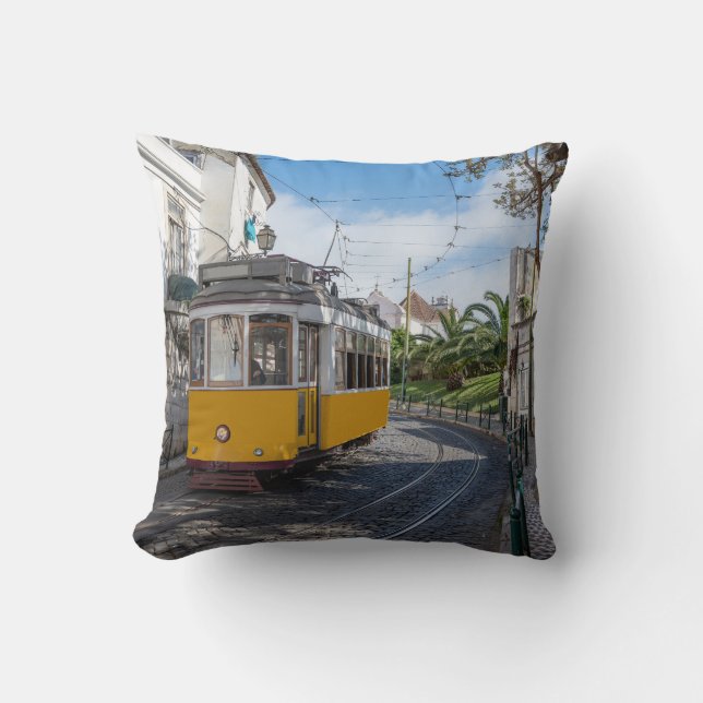 Gelbe Straßenbahn in Lissabon, Portugal Kissen (Vorderseite)