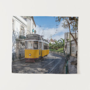 Gelbe Straßenbahn in Lissabon, Portugal Wandteppich