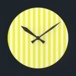 Gelbe Streifen Runde Wanduhr<br><div class="desc">Helle gelbe Streifen gegen die Hintergrundfarbe Ihrer Wahl. Das Streifenmuster ist kundengerecht und kann mit Ziegeln gedeckt werden,  Ihnen erlaubend,  Orientierung oder Größe zu ändern.</div>
