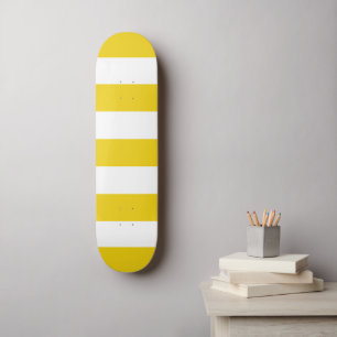 Gelbe Streifen, weiße Streifen, gestreiftes Muster Skateboard