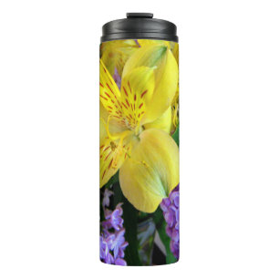 Gelbe Taglilien und lila Fliederblumen Thermosbecher
