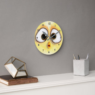 Gelbe Überraschte Hühneraugen-Uhr Runde Wanduhr