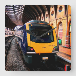 Gelbe und blaue Bahn am Bahnhof York Quadratische Wanduhr