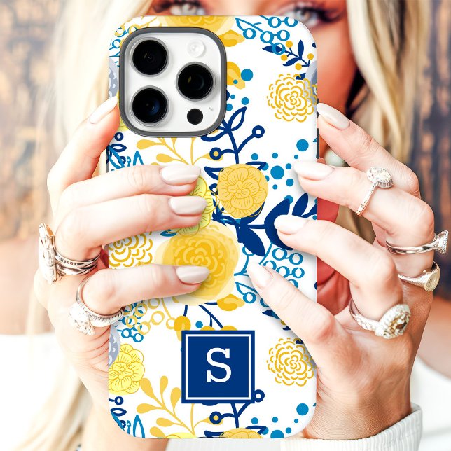 Gelbe und blaue Blumenmonogramm-Initiale iPhone 16 Pro Max Hülle (Von Creator hochgeladen)