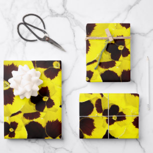 Gelbe und braune Stiefmütterchen: Warme Eleganz im Geschenkpapier Set