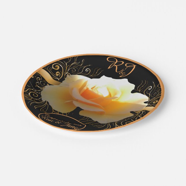 Gelbe und goldene Rose in Glanz Pappteller (Schrägansicht)