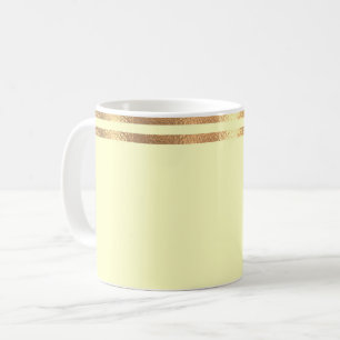 Gelbe und goldgeriebte Tasse
