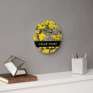 Gelbe und grüne Camouflage Ihr Name personalisiere Runde Wanduhr