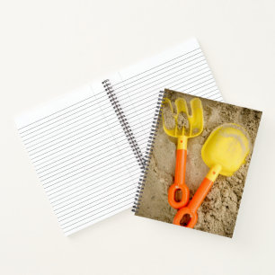 Gelbe und orange Sandspielzeuge Notizbuch