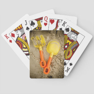 Gelbe und orangefarbene Sandspielzeuge Spielkarten