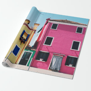 GELBE UND PINKKONKRETE HÄUSER WÄHREND DES TAGES GESCHENKPAPIER