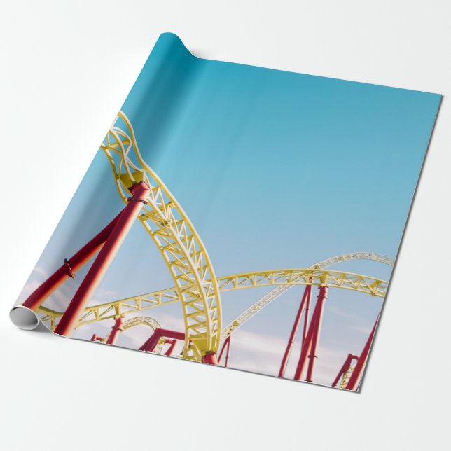 Gelbe und rote Rolle Untersetzer unter blauem Himm Geschenkpapier (Ungerollt)