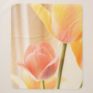 GELBE UND ROTE TULIP IN BLUME NAHES FOTO SHERPADECKE