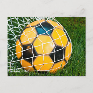 Gelbe und schwarze Fußball im Netz Postkarte