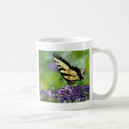 Gelbe und schwarze Schmetterlinge auf dem Lavendel Kaffeetasse