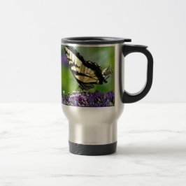 Gelbe und schwarze Schmetterlinge auf dem Lavendel Reisebecher