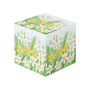 Gelbe und weiße Kleidung im Frühling Würfel