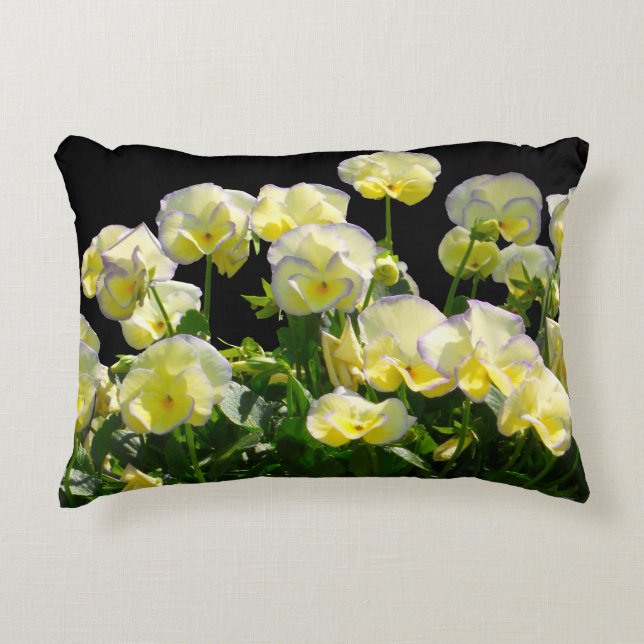 Gelbe Violas mit Lila Kanten Zierkissen (Vorderseite)
