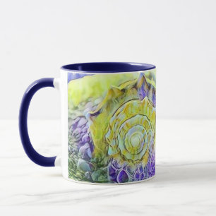 Gelbe violette Muschel in schäumender Meeres-Wasse Tasse