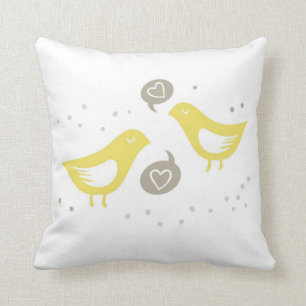 gelbe Vögel, die über Liebe sprechen Kissen
