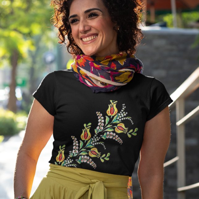 gelbe, weiße ungarische Blumenmotive T-Shirt (Von Creator hochgeladen)