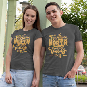 Gelbe zeitlose Typografie: Ein Retro-T-Shirt-Desig T-Shirt