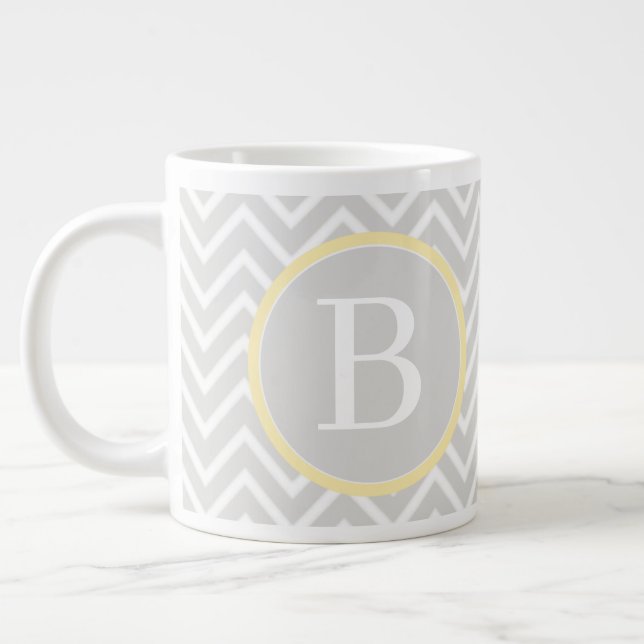 Gelbe Zickzack Monogramm Jumbo-Tasse (Links)
