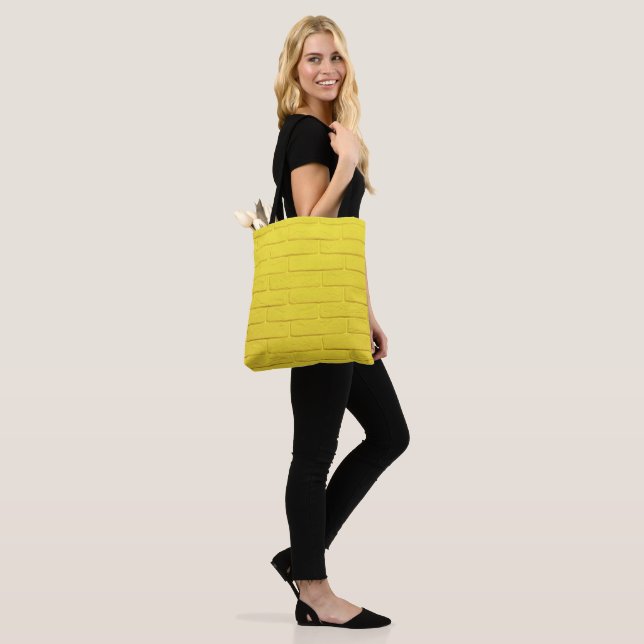 gelbe Ziegelwand Tasche (Am Model)