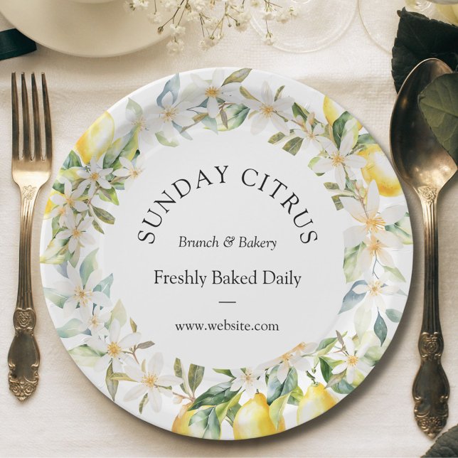 Gelbe Zitronen und weiße Blume Blumenreste Pappteller (In situ)