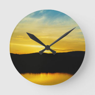 Gelber Bergsee-Sonnenuntergang Runde Wanduhr