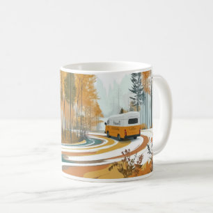 gelber Camper Van navigiert eine kurvenreiche Stra Kaffeetasse