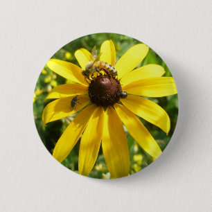 Gelber Druckknopf Button