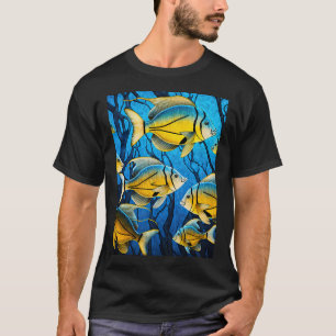 Gelber Fisch in einem dunklen Korallenwald T-Shirt