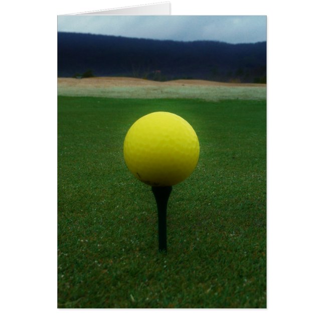 Gelber Golfball auf dem Golfplatz (Vorne)