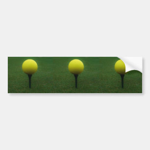 Gelber Golfball auf dem Golfplatz Autoaufkleber