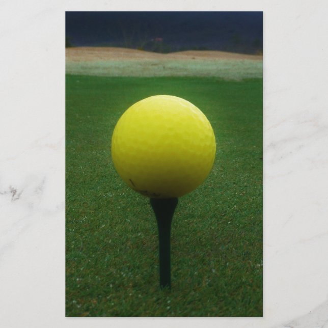 Gelber Golfball auf dem Golfplatz Briefpapier (Vorderseite)