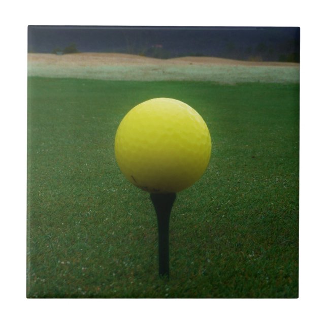 Gelber Golfball auf dem Golfplatz Fliese (Vorderseite)