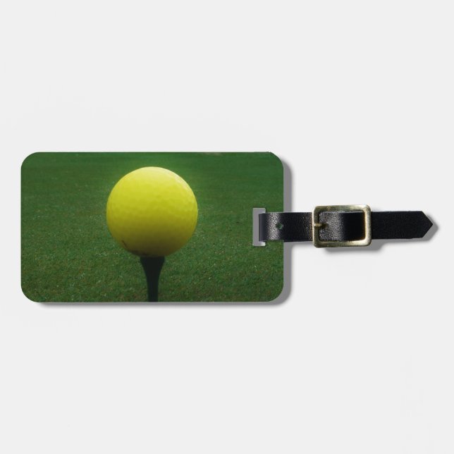 Gelber Golfball auf dem Golfplatz Gepäckanhänger (Vorderseite horizontal)