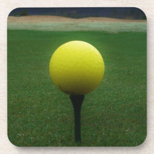 Gelber Golfball auf dem Golfplatz Getränkeuntersetzer
