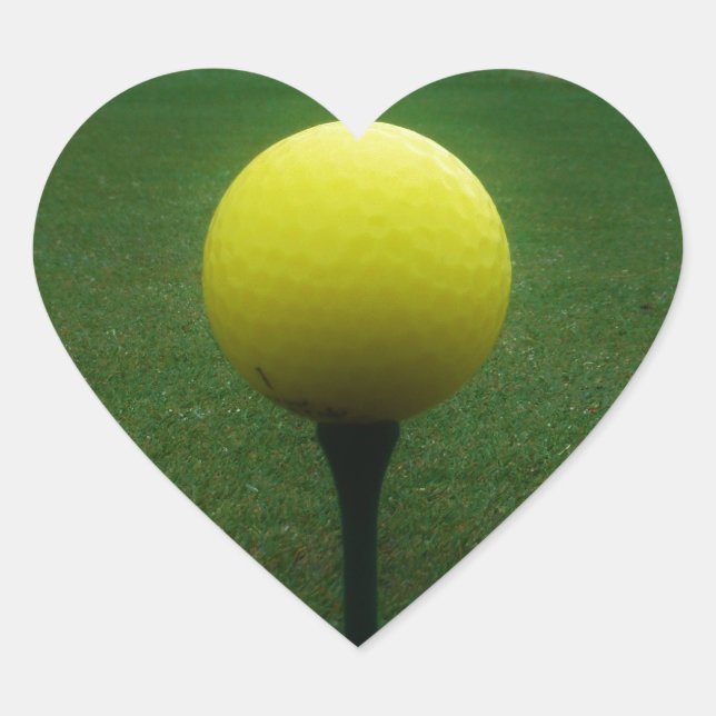 Gelber Golfball auf dem Golfplatz Herz-Aufkleber (Vorderseite)