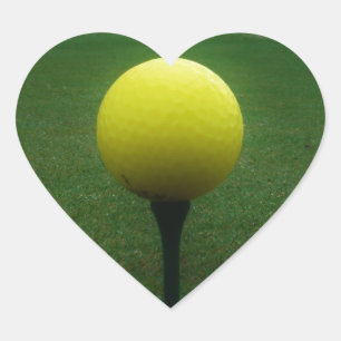 Gelber Golfball auf dem Golfplatz Herz-Aufkleber